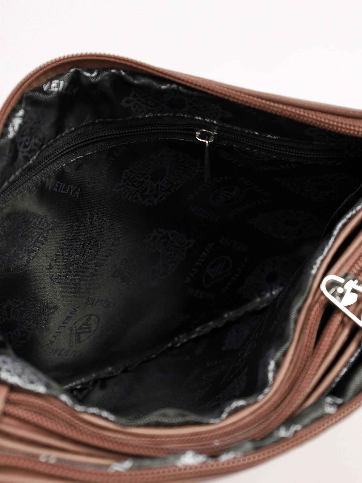 Сумка-кроссбоди с декоративным патчем в ассортименте